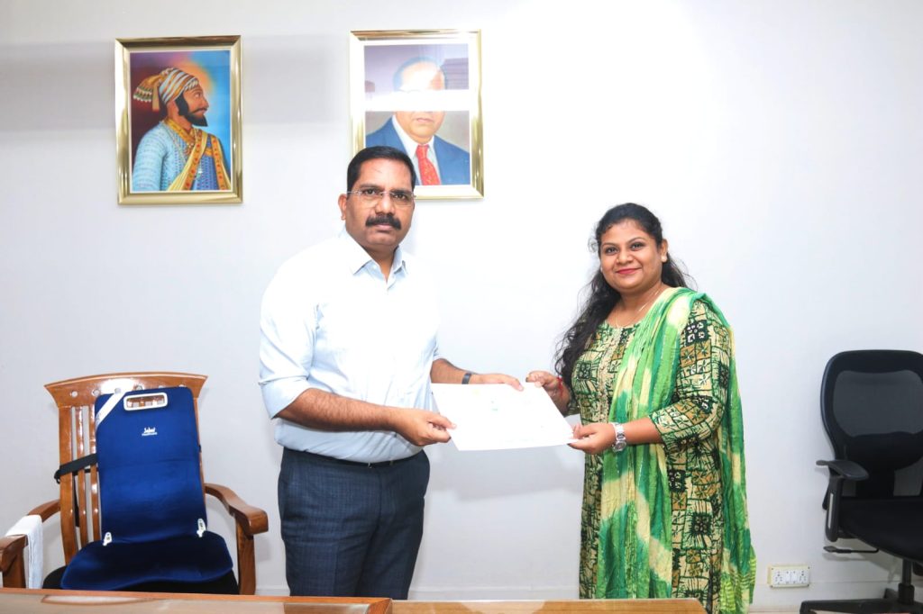 Shri Sandeep Malvi, Additional Municipal Commissioner and CEO, Thane Smart City Limited awarded Completion Certificates to students on successfully completing The Urban Learning Internship Program (TULIP) internship with Thane Smart City Limited.